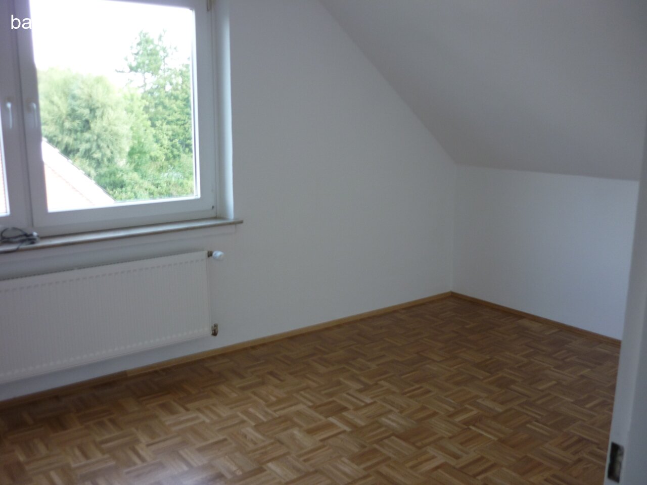 Schicke, gut geschnittene 2 Zimmer-Dachgeschoss-Wohnung mit Loggia inkl. Stellplatz